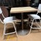 Assortiment 7 tables hautes (90 cm) + 14 chaises hautes (style tabourets d'école)