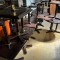 Lot 16 guéridons carrés & tables rondes pour accueil 30 personnes => mobilier bois verni & laiton