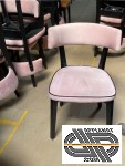Lot 36 chaises CHR velours rose poudré et piètement bois noir