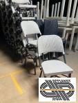 Lot 26 chaises terrasse vintage alu gris & toile textilène blanche, empilables