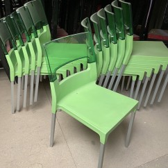 Douzaine de chaises coloris vert pistache & dossier transparent
