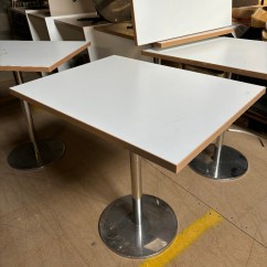 20 petites tables blanches 60 x 80 cm sur pied inox chromé