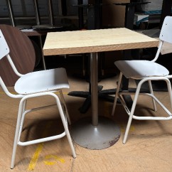 Assortiment 7 tables hautes (90 cm) + 14 chaises hautes (style tabourets d'école)