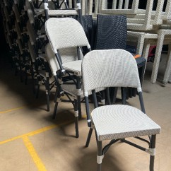 Lot 26 chaises terrasse vintage alu gris & toile textilène blanche, empilables