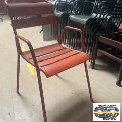 Lot de 32 fauteuils ocre FERMOB avec accoudoirs