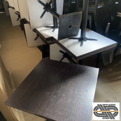 26 tables carrées dessus marron foncé | style cantine , brasserie, cafeteria |