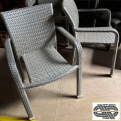 Lot 68 fauteuils alu & résine tressée coloris gris clair