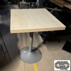Lot 27 tables resto. plateaux style chêne clair 60 x 70 cm 