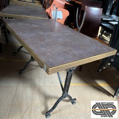 Assortiment 4+4 tables plateau cerclé laiton sur pied fonte rétro