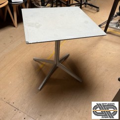 Lot de 40 tables extérieures carrées Pedrali (pieds en acier gris)