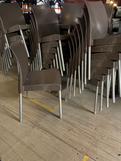 Chaises de restaurant à liquider