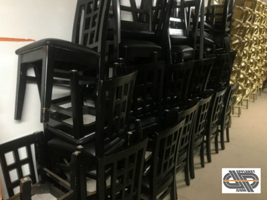 Lot 35 chaises noires structure bois & assise simili cuir occasion