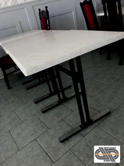 Petit lot de tables de restaurant : 35 guéridons 70 x 70 cm