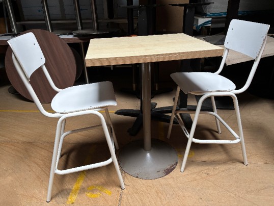 Mobilier CHR d'occasion: tables hautes + tabourets style anciennes chaises d'école