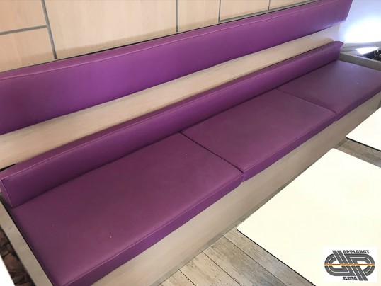 Longue banquette de bar restaurant bup bar lounge mobiliet bois clair et violet zinzolin et aubergine 