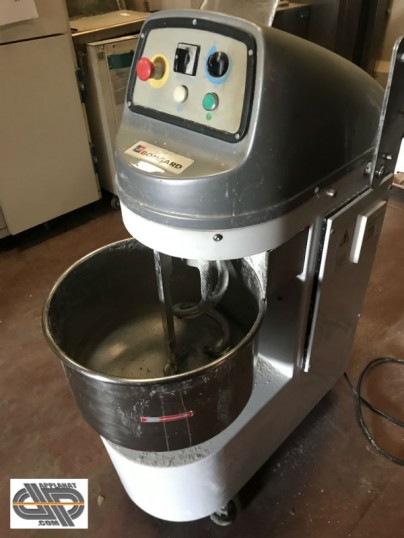 Pétrin de boulangerie BONGARD SPIRAL JUNIOR 50 J d'occasion - Cuve brute: 50 litres - Farine: 1,7-20 Kg Coulage: 1-12 Litres - Pâte : 2,7-30 Kg