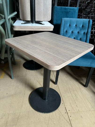 Gueridons 55x60 cm d'occasion idéal bar, snack, petit restaurant  avec plateau effet bois clair fumé ,avec pied à base ronde