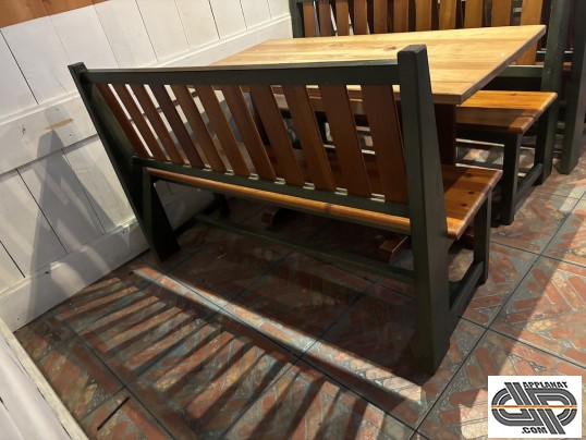 Bancs de restautant d'occasion vu de dos