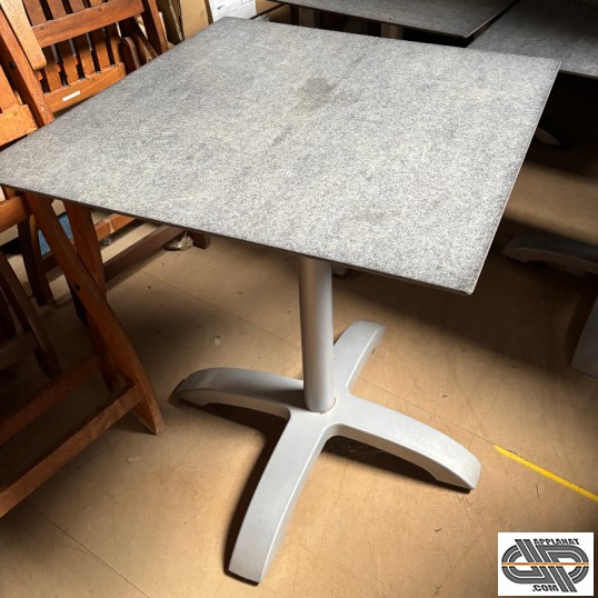 Table terrasse restaurant plateau fin gris style pierre