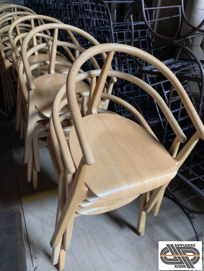 Lot de chaises design en bois clair d'occasion 