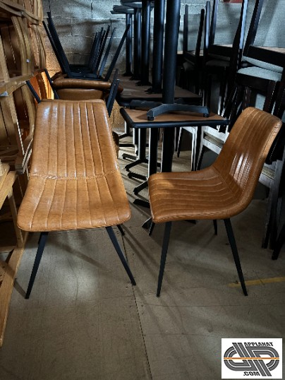 Chaises rétro chic d'occasion, style chaise coque  simili cuir marron clair et pieds métalliques noirs