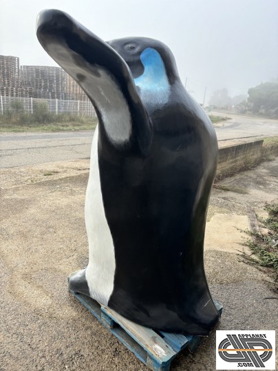Statue pingouin avec l'aile gauche de dos