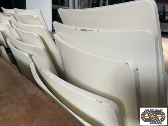 Chaises de restaurant vendues abimées