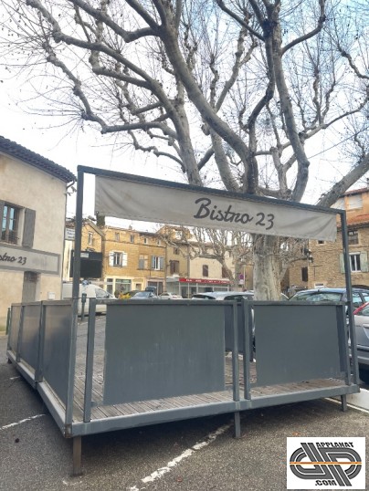 Plateforme bois sur structure métallique avec rambardes en fer forgé sur mesure – parfaite pour créer un espace repas extérieur ou y installer un kios