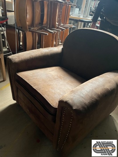 fauteuil clouté 
