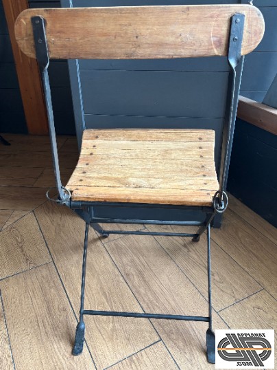 Chaise-pliante-bois-naturel-et-fer-noir-bistrot-brasserie-occasion