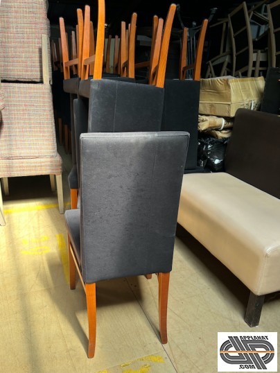 Chaise simples et pas chère pour salle à manger de restaurant.