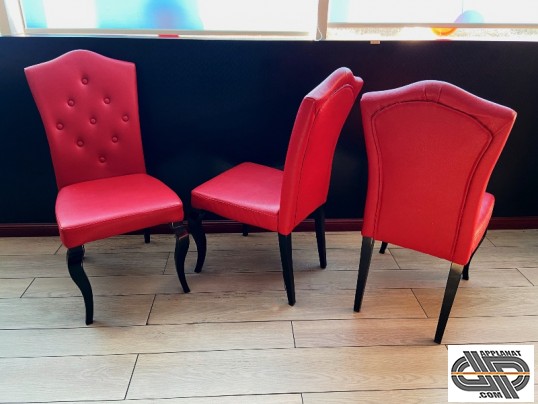 Chaises CHR simili cuir rouge pieds en fer noir capitonnes dossier en chapeau de gendarme