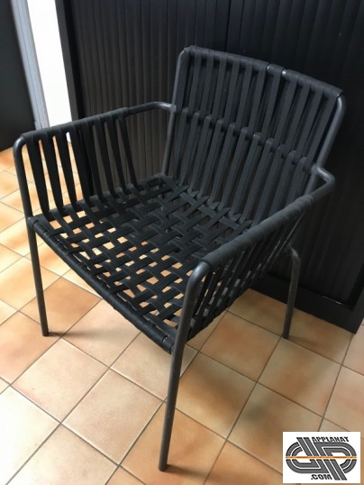 chaise avec comme assise un lacage de corde noire en assise et dossier et qui remonte sur les accoudoirs