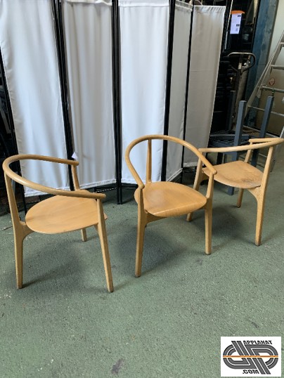 Chaises design arrondi à trois pieds, avec accoudoirs, construction bois clair