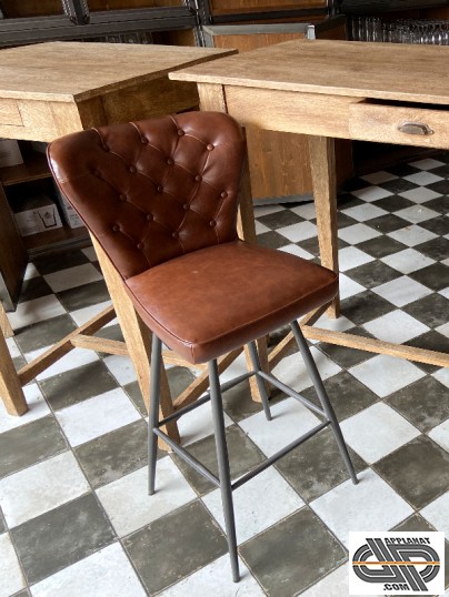 Chaises-bistrot-pietement-gris-banquette-marron-caramel