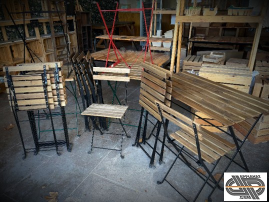 lot 12 chaises et 5 tables pliantes d'exterieur d'occasion