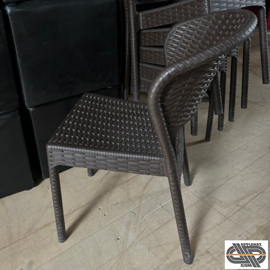 CHaise plastique d'extérieur marron foncé effet rotin tressé