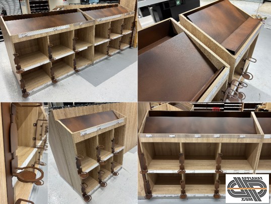Meubles bas modulaires pour présentation de bouteilles de vin debout, avec supports métalliques en façade et plans inclinés supérieurs – mobilier de v