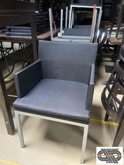 Fauteuil noir avec coussin déhoussable d'occasion de face