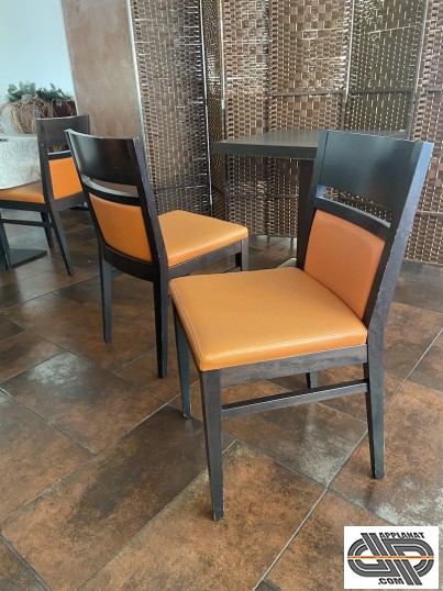 Chaises CHR pour déco chocolat orange 