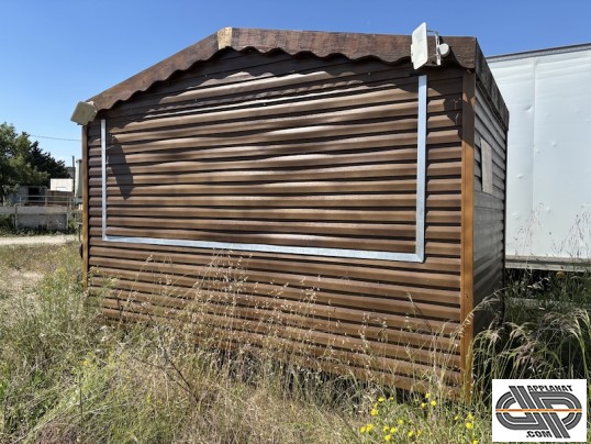 Remorque légère fermée façon chalet, structure mobile avec bardage plastique aspect bois