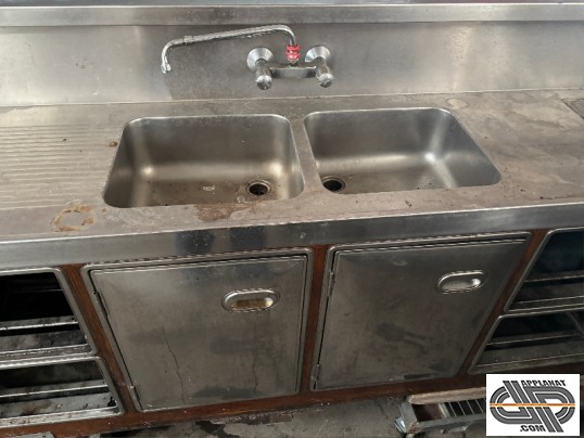 Evier central double bac d'un comptoir de bar, à piste inox et crédence inox , ou voir aussi deux portes de placards de la réserve réfrigérée abec por
