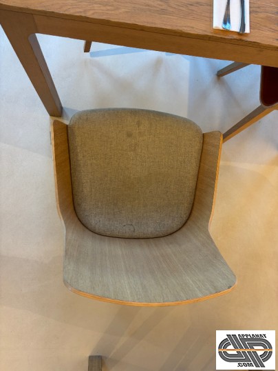 Chaise chène massif et assise tissus gris