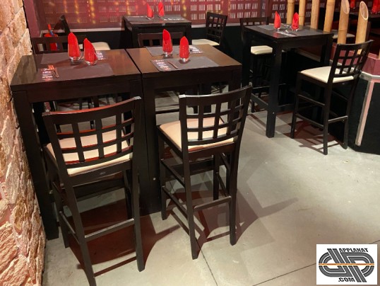 mobilier d'une salle de restaurant vendu d'occasion avec des manges debout et des chaises hautes