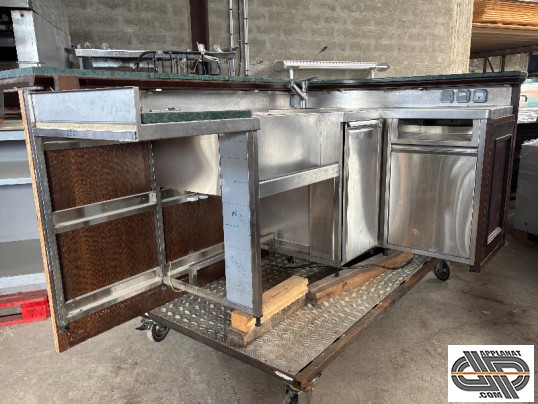 Vue arrière ouverte du comptoir de bar, avec structure interne toute inox,  placard , bac poubelles intégrés 