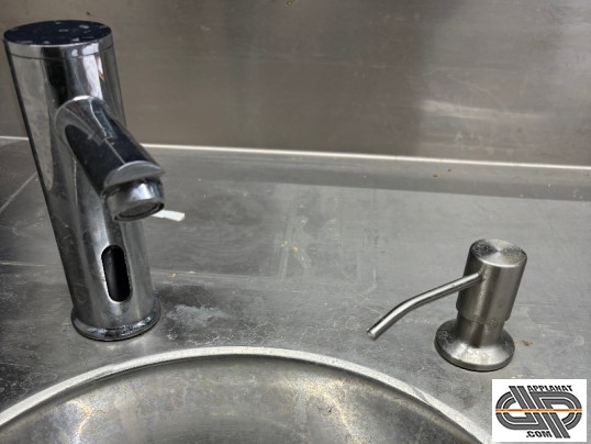 robinet a capteur et robinet à savon à poussoir sur une table inxo professionnelle
