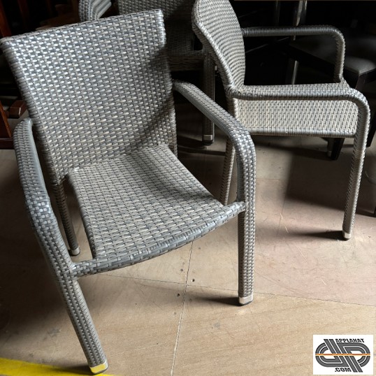 Lot de fauteuils gris clair d'occasion alu avec tressage PVC 