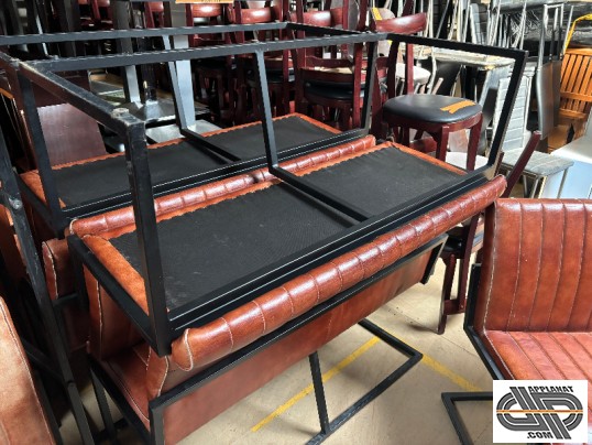 Banquettes cuir marron et métal noir vu de dessous