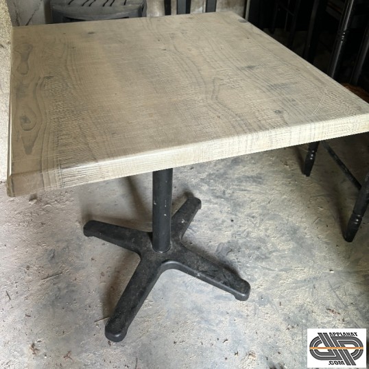 Table de brasserie d'occasion avec plateau a motif effet bois clair à veinage gris