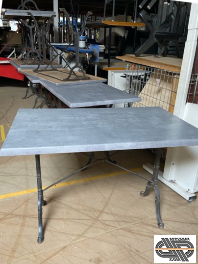 Tables CHR de terrasse d'occasion 110 x 70 cm avec plateau gris effet béton Werzalit